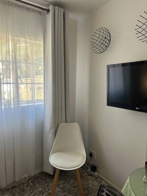 Apartment, 1 Bedroom - Charming Executive Studio, Solar Power, Wifi (Johannesburg)