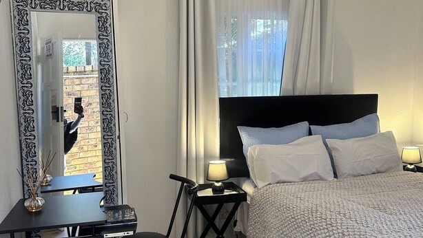 Apartment, 1 Bedroom | 1 bedroom - Charming Executive Studio, Solar Power, Wifi (Johannesburg)
