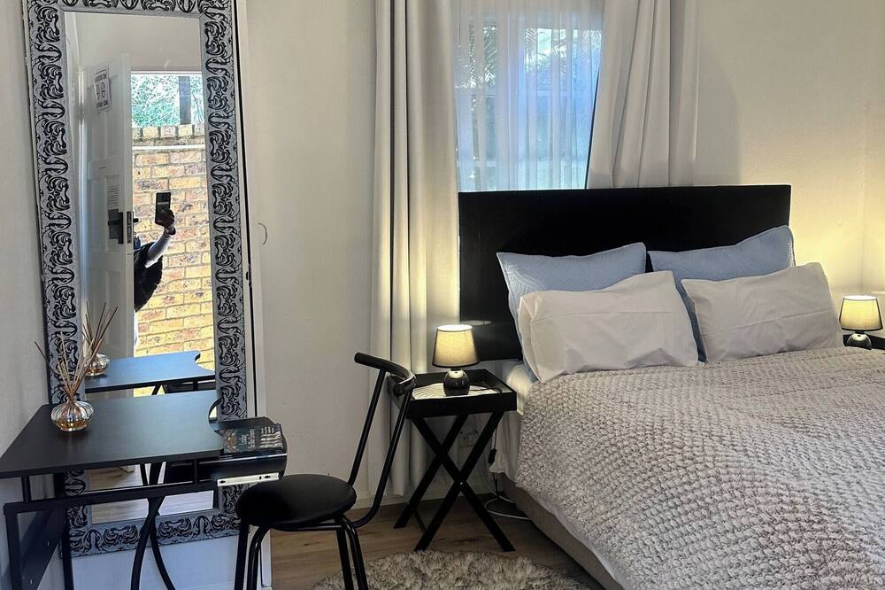 Charming Executive Studio, Solar Power, Wifi