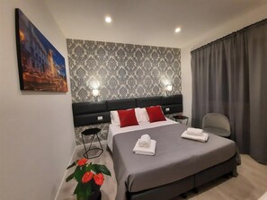 Deluxe-Doppel- oder -Zweibettzimmer | Zimmersafe, Schreibtisch, schallisolierte Zimmer, Bügeleisen/Bügelbrett