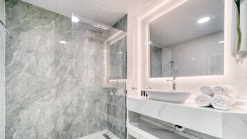 Family Apartment, City View | Bathroom