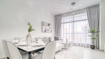 Appartement Familial, vue ville | Restauration dans la chambre