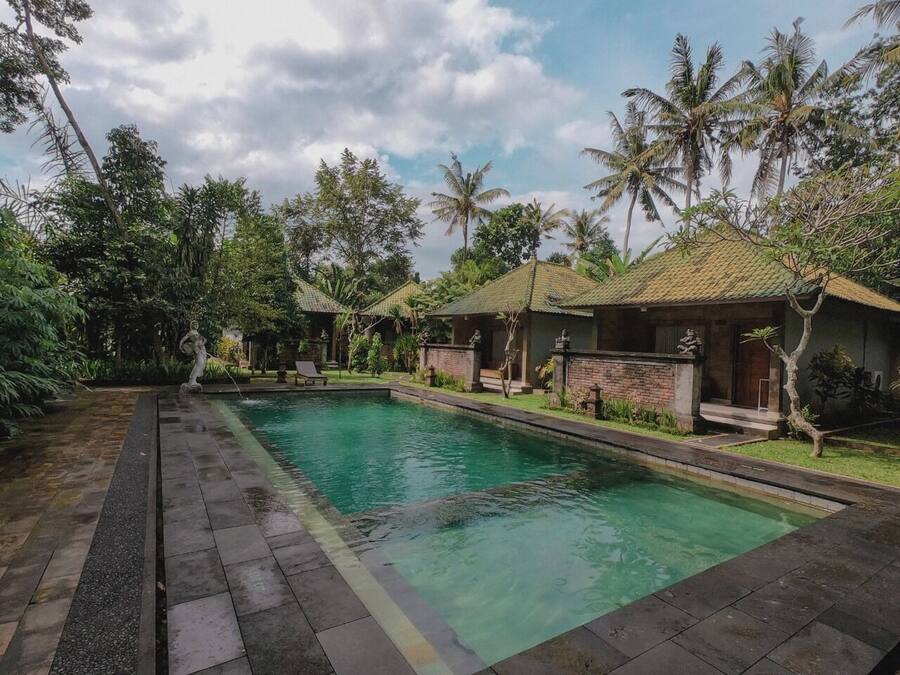 Piscina externa, espreguiçadeiras