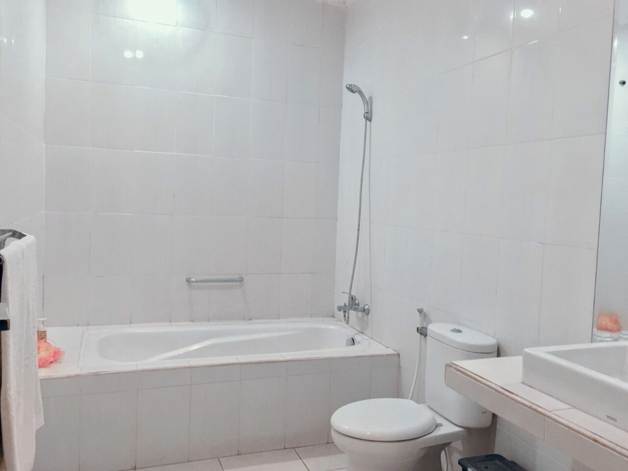 A modern bathroom with a bathtub, toilet, and sink.