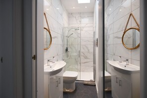 Secador de pelo y toallas