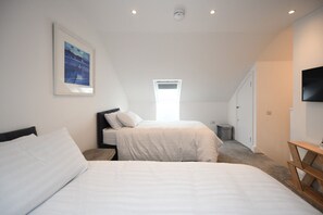 2 bedrooms, iron/ironing board, free WiFi, bed sheets - Hunters Link Mid Terraced Cottage (Prestwick)