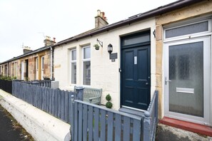 Exterior detail - Hunters Link Mid Terraced Cottage (Prestwick)