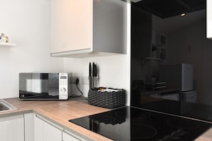 Frigorifero, microonde, forno, piano cottura