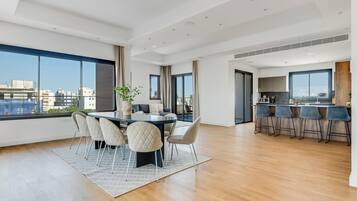 Apartment, 3 Bedrooms, Balcony, City View | Dining room
