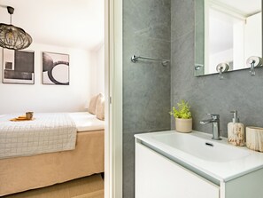 Room, Multiple Bedrooms, Terrace, City View | Bathroom