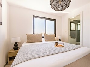 Chambre, plusieurs chambres, terrasse, vue ville