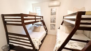 4 habitaciones, escritorio y tabla de planchar con plancha