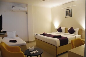 Triple Room | Free WiFi - Date Palm Hotel (Gurugram)
