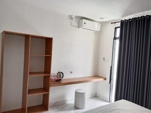 Desk, laptop workspace, free WiFi - Dadus homestay (Ungasan)