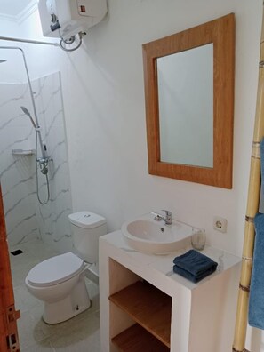 Standard-Doppelzimmer | Badezimmer | Dusche, kostenlose Toilettenartikel, Haartrockner, Handtücher