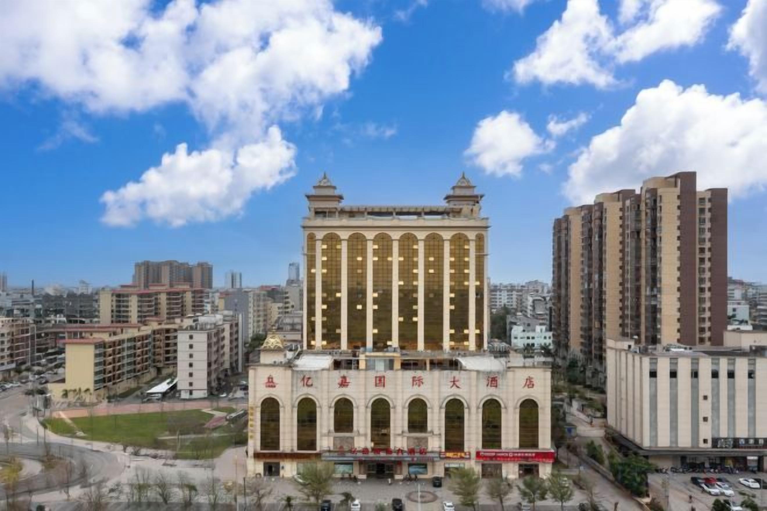 Um edifício grande com uma entrada central em arco e vários andares.