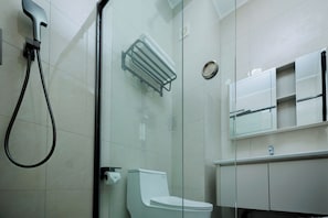 Ducha y bañera combinadas, toallas, jabón y champú