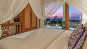 A bedroom with a bed, a desk, and a view of the outdoors. - Villa Mata Hari (Bali)