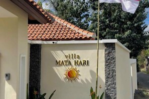 A building with a sign that reads 'villa MATA HARI' and a sun symbol. - Villa Mata Hari (Bali)