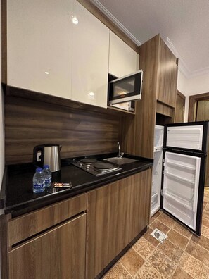 Frigorífico, microondas, horno y placa de cocina