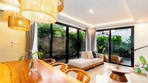 Biệt thự Deluxe, 3 phòng ngủ, hồ bơi riêng | Phòng khách | TV màn hình phẳng 32-inch có truyền hình vệ tinh 