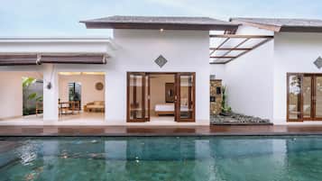 Una casa moderna con piscina, comedor y dormitorio con ventana grande.