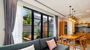 Biệt thự Deluxe, 3 phòng ngủ, hồ bơi riêng | Phòng khách | TV màn hình phẳng 32-inch có truyền hình vệ tinh 