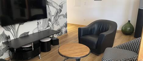 Smart-TV, Kamin, Videospiele, Tischtennisplatte