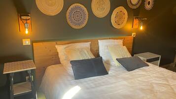 7 quartos, escrivaninha, ferros/tábuas de passar roupa, berço de viagem