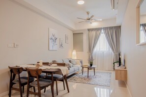 Apartamento luxo, 2 quartos, vista para a cidade | Área de estar | TV LED 50 polegadas com canais digitais