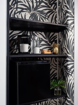 Deluxe Suite | 1 bedroom, desk, laptop workspace, iron/ironing board at The Historic Wailuku Inn