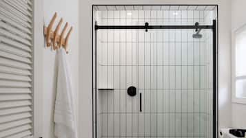 Deluxe-Suite | Badezimmer | Kostenlose Toilettenartikel, Haartrockner, Handtücher, Seife