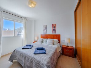 3 chambres, bureau, accès Internet