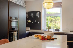 Kylskåp, ugn, diskmaskin och matbord