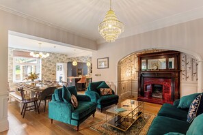 تلفزيون، مدفأة، كرة قدم الطاولة، كُتُب