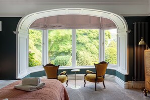 8 عدّة غرف نوم ومكواة/لوح كي وواي فاي وملاءات أسرّة