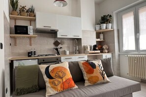 TV, books - Tandem Apartment - Metro A (Roma)