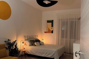 1 Schlafzimmer, Schreibtisch, Bügeleisen/Bügelbrett, Reisekinderbett