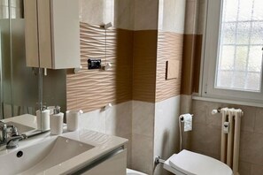 Dusche, Haartrockner, Bidet, Handtücher