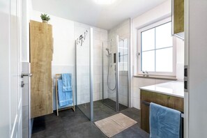Douche, sèche-cheveux, serviettes fournies