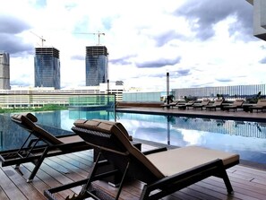 Swim-up bar - MidValley MegaMall View Southkey Mosaic 2BR 2FREE By Natol (Johor Bahru)