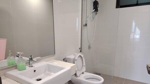 A modern bathroom with a sink, toilet, and shower. - MidValley MegaMall View Southkey Mosaic 2BR 2FREE By Natol (Johor Bahru)
