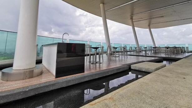 A rooftop terrace with a pool, seating area, and a glass balustrade. - MidValley MegaMall View Southkey Mosaic 2BR 2FREE By Natol (Johor Bahru)