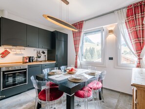 Kühlschrank, Mikrowelle, Geschirrspüler, Kochgeschirr/Geschirr/Besteck