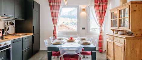 Fridge, microwave, dishwasher, cookware/dishes/utensils