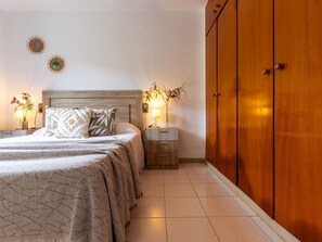 3 sovrum, skrivbord och internet