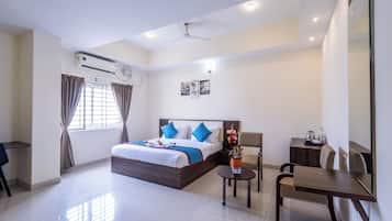 Deluxe Room | Desk, laptop workspace, soundproofing, rollaway beds