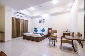 Deluxe Room | Desk, laptop workspace, soundproofing, rollaway beds