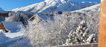 Grand et Chaleureux Chalet Familial. 12 personnes . Retour skis aux pieds.