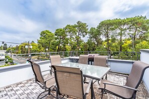 Outdoor dining - North Seattle Townhouse (Seattle)